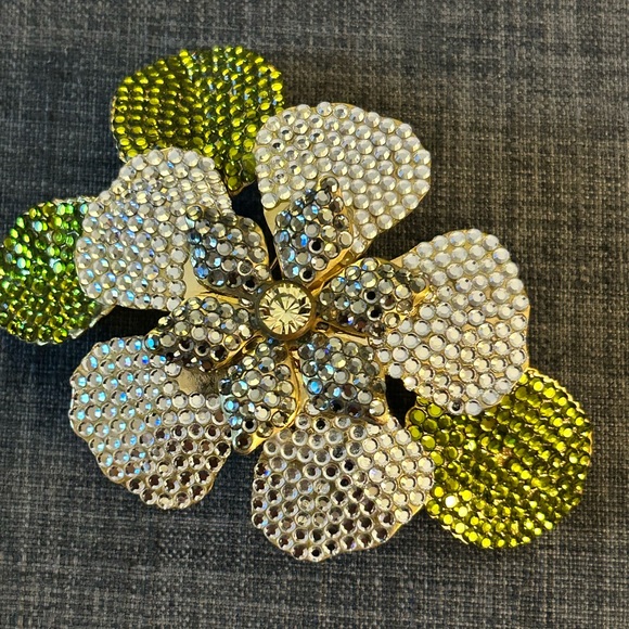 Lee Angel Jewelry - Elegant Vintage Signed Lee Angel gold and Green toned Rhinestone Flower Brooch